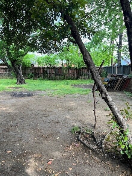 Building Photo - 909 Sunnyvale Dr