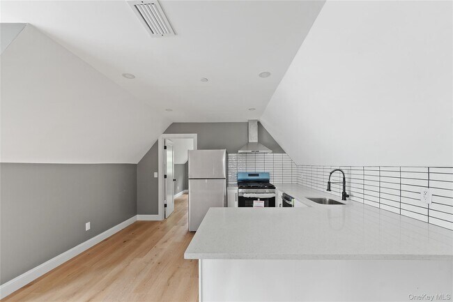 Building Photo - 356 S Tenth Ave