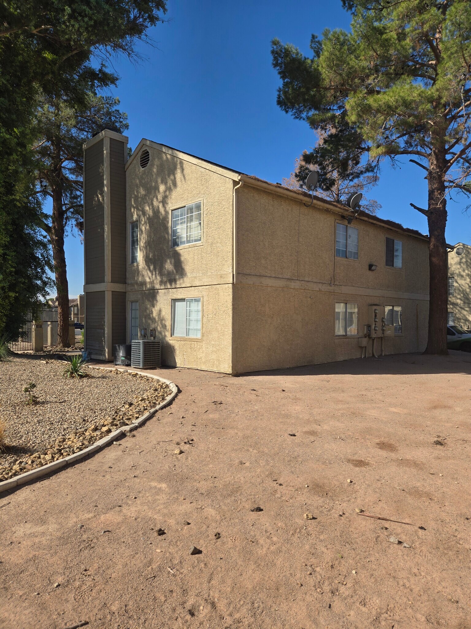 Building Photo - 2706 Jennydiane Dr