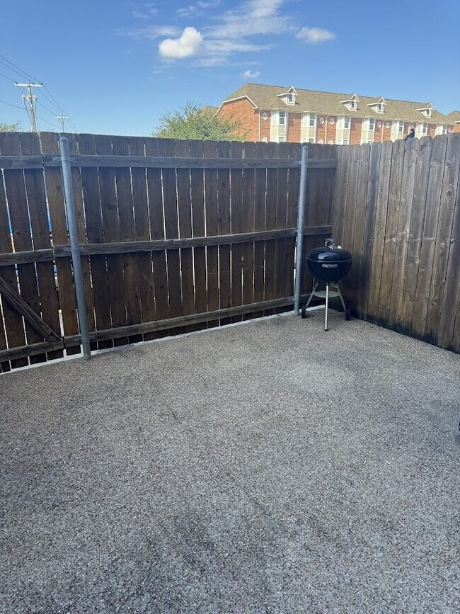 Building Photo - 4 Bedrooms and 4.5 baths in College Station