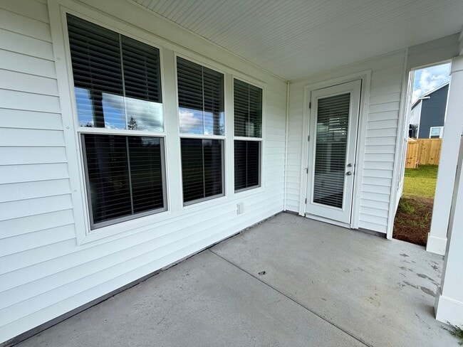 Building Photo - 3 Bedroom 2.5 Bath House in Hawthorne Land...