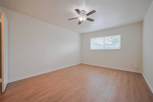 Building Photo - 13040 Trail Hollow Dr