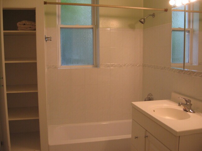 Building Photo - 3916 N Kildare Ave