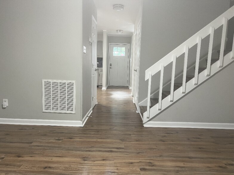 Building Photo - 7271 Sandy Creek Dr