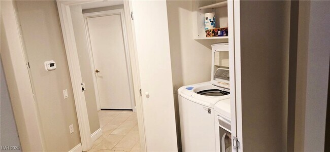 Building Photo - 2747 Paradise Rd