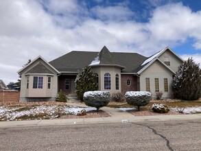 Building Photo - Charming Home