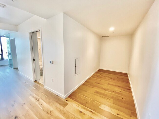 Building Photo - 1bd/1ba Seattle Condo