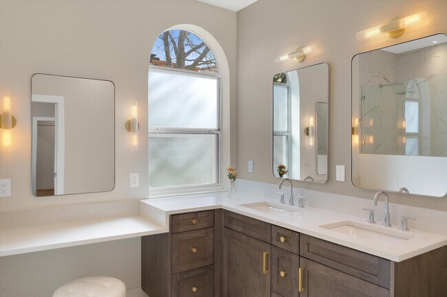 Building Photo - 11421 Desert Classic Ln NE
