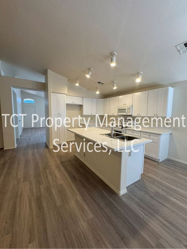 Building Photo - Charming Home in North East Mesa