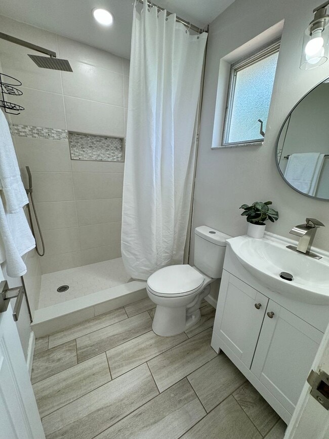 Building Photo - Location Annual Single Fam Rental Pets ok