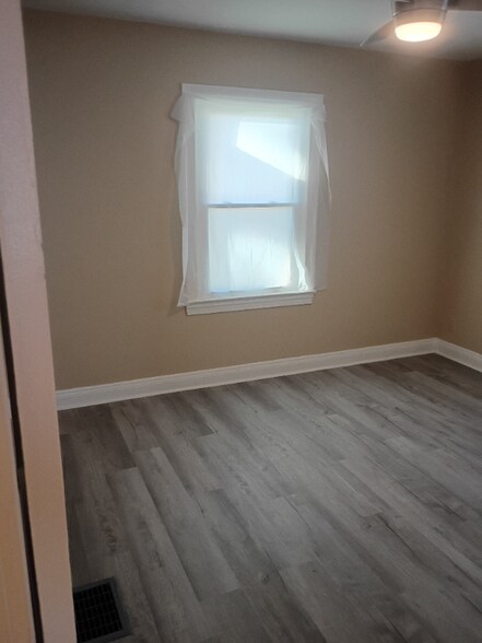 Building Photo - 3502 River Park Dr