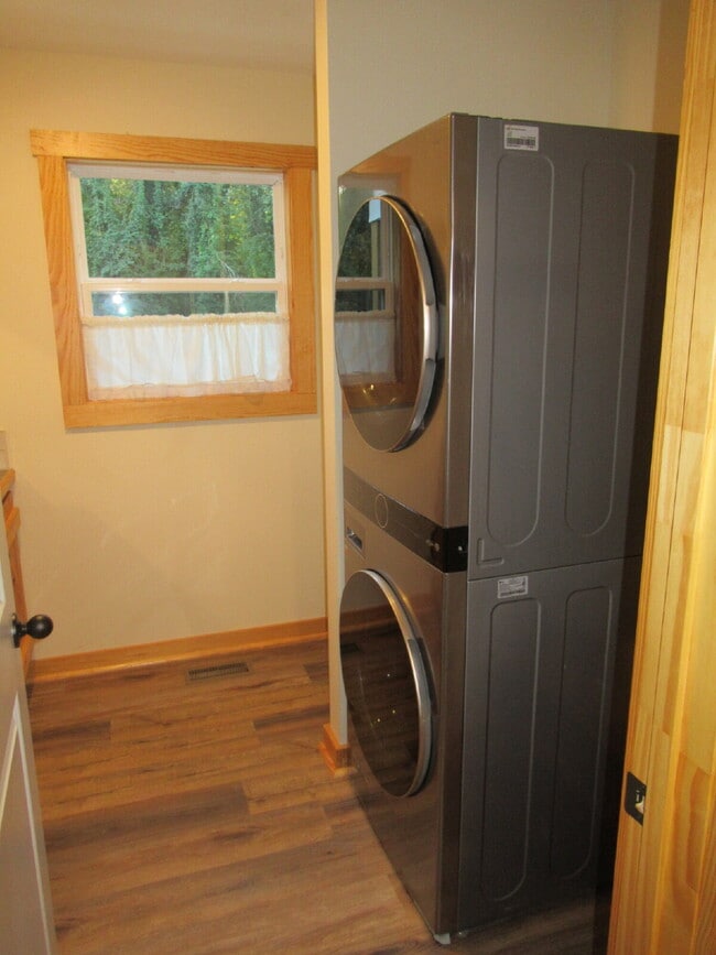 Building Photo - Rental in Dallas, NC.  Fully Furnished and ready for Move In.