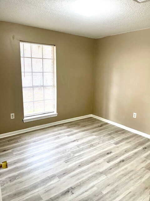 Building Photo - 1210 S Augusta Ave