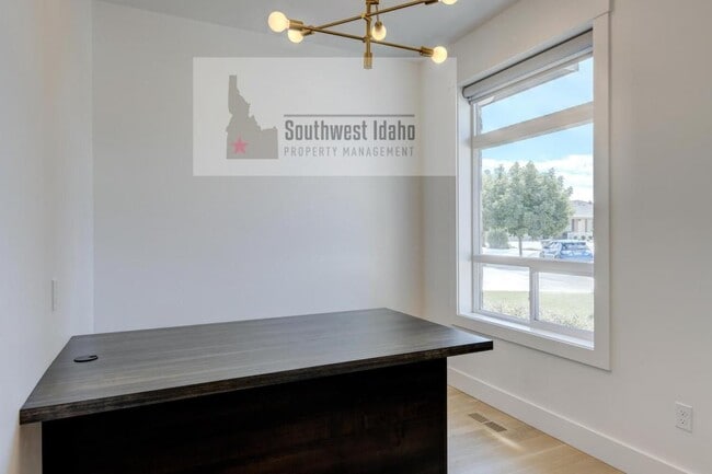 Building Photo - 476 W Buroak Dr