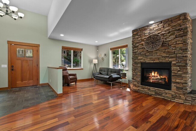 Building Photo - 3 Bed, 3 Bath Custom Built Home in Sudden Valley
