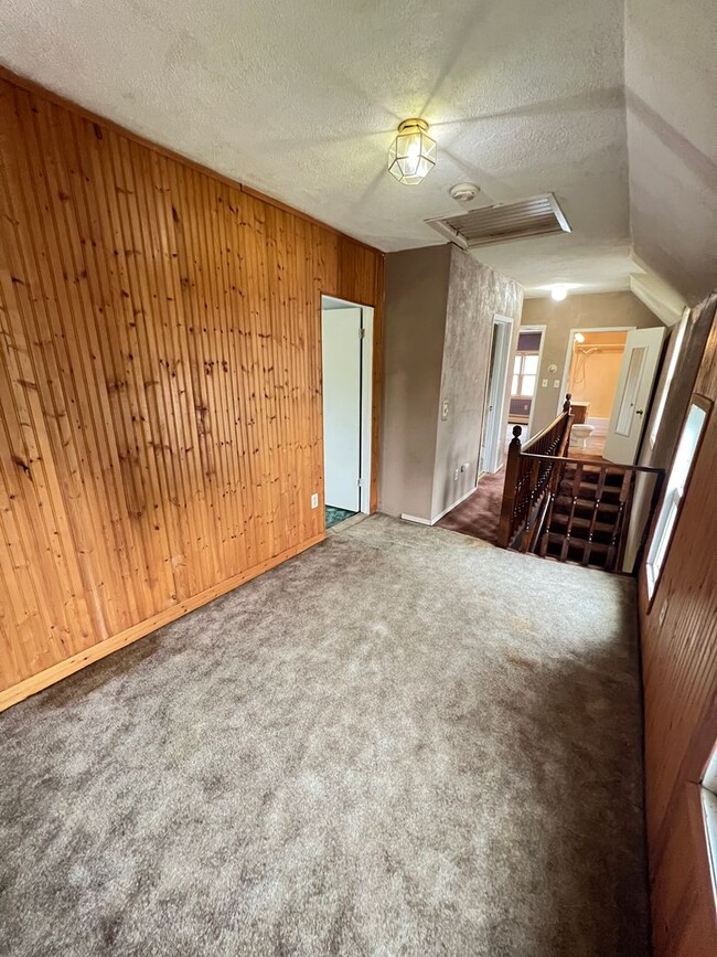 Building Photo - AVAILABLE JUNE - Large 3 Bedroom, 2 Bathro...