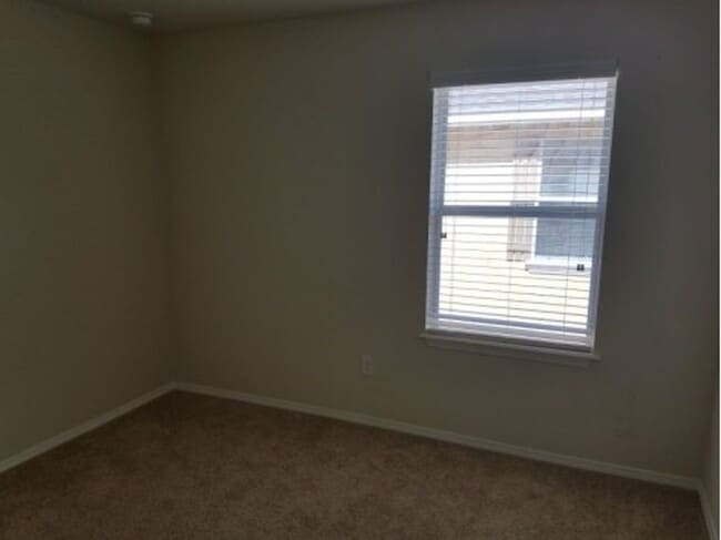 Building Photo - Well laid out 2 BDS / 2.5 Bth Townhome wit...
