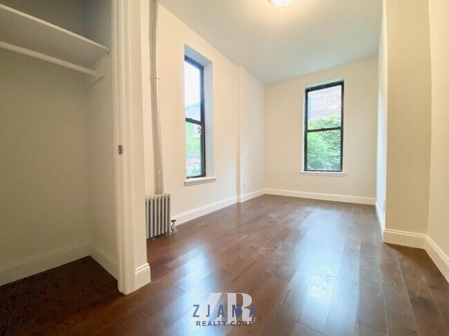 Building Photo - 792 Park Pl