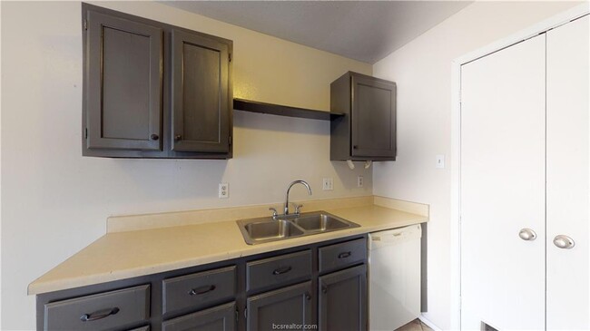Building Photo - 1004 Verde Dr