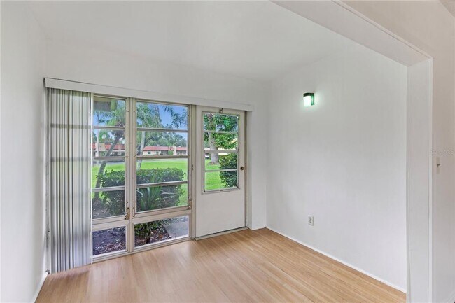 Building Photo - 1701 Pinehurst Rd