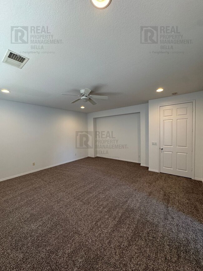Building Photo - Huge Kitchen, Downstairs Bedroom, and More...