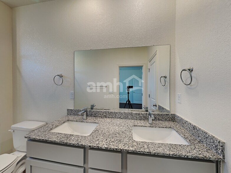 Building Photo - 457 Pebble Bend