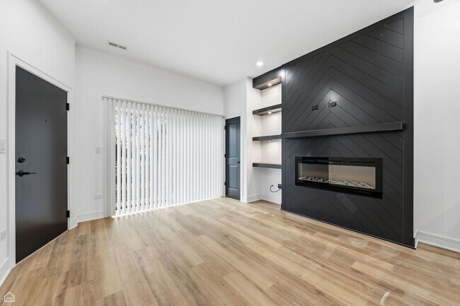 Building Photo - 861 E 63rd Pl