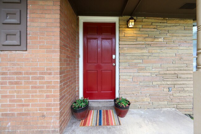 Building Photo - 3407 Batavia St