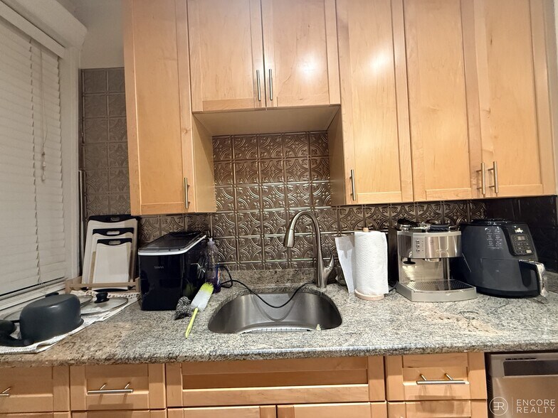 Building Photo - 61 Park Dr