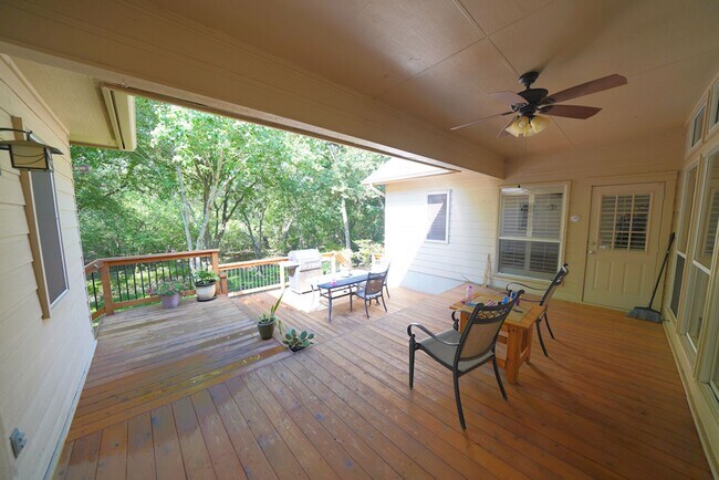 Building Photo - Gorgeous Home in the Coveted Greenshire Subdivision - Realtor Commission: $400