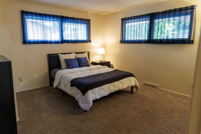 Building Photo - 2750 Greenbriar Dr
