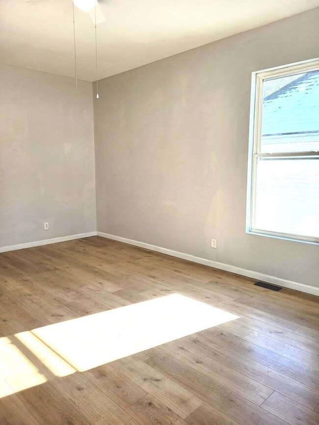 Building Photo - Renovated and Ready to Rent...340 N Aurora Collinsville