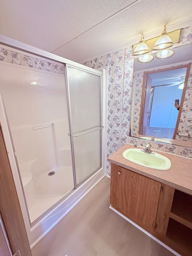 Building Photo - Single Wide Home 5 minutes to Wrightsville Beach and UNCW 2 bedroom with deck