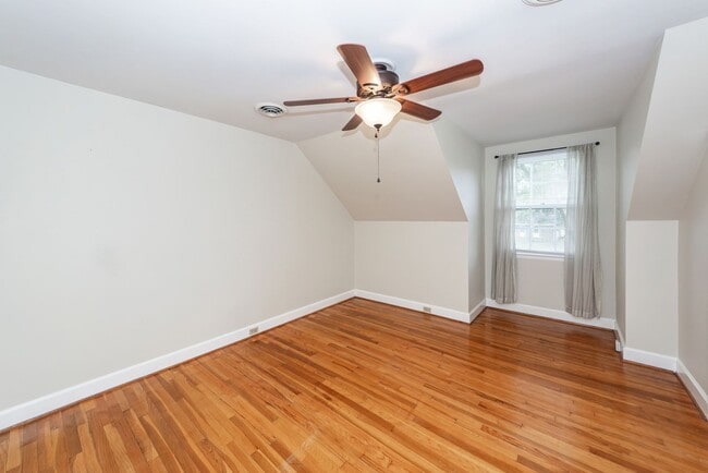 Building Photo - 6 Bedroom, 2.5 Bath House in Drayton on th...