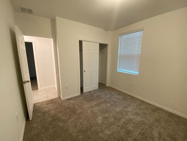 Building Photo - 3 Bedroom 2 Bath Home in Orchid Terrace for RENT!