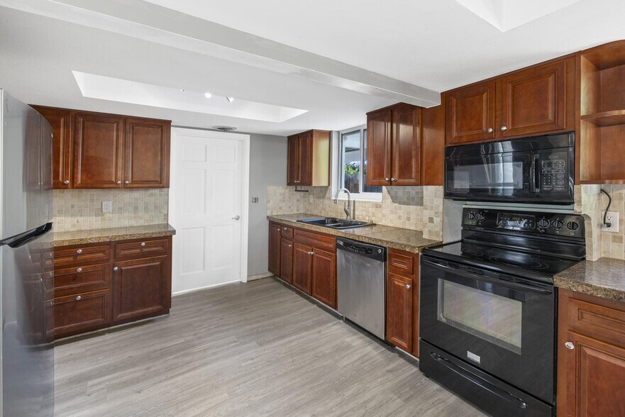 Building Photo - 6918 Tradewind Way