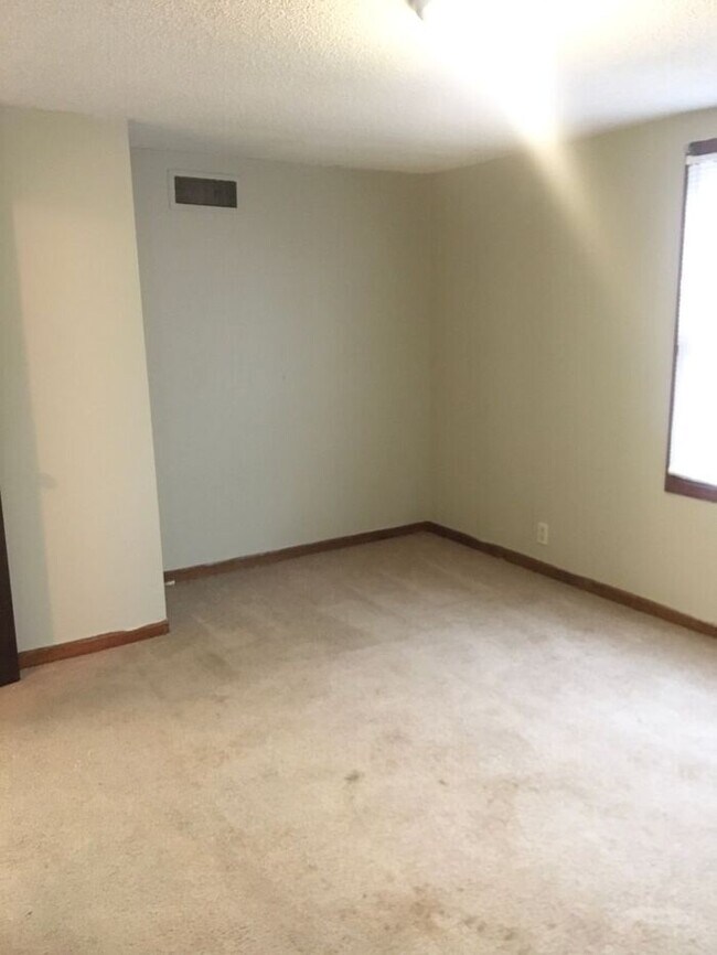 Building Photo - 3 bedroom / 1 bath house for rent - $1100-...
