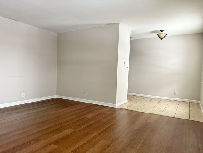 Building Photo - 700 Village Ln