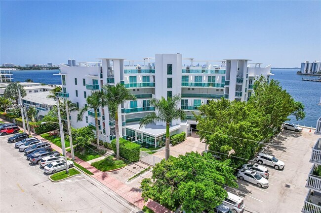 Building Photo - 2000 Bay Dr