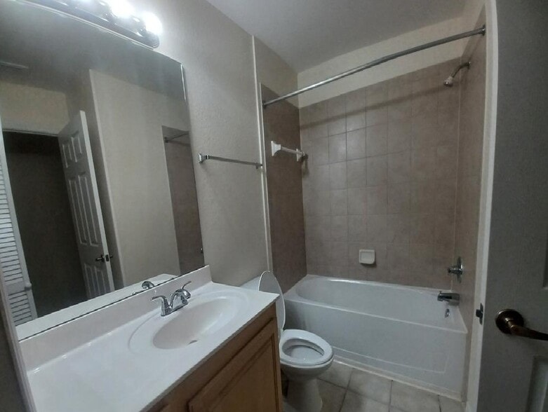 Guest Bath - 211 Cape Cod Dr