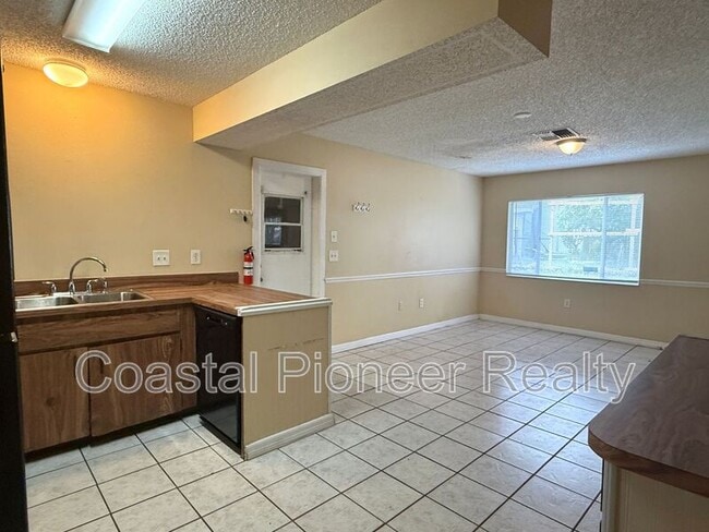 Building Photo - 6063 Shingler Ave