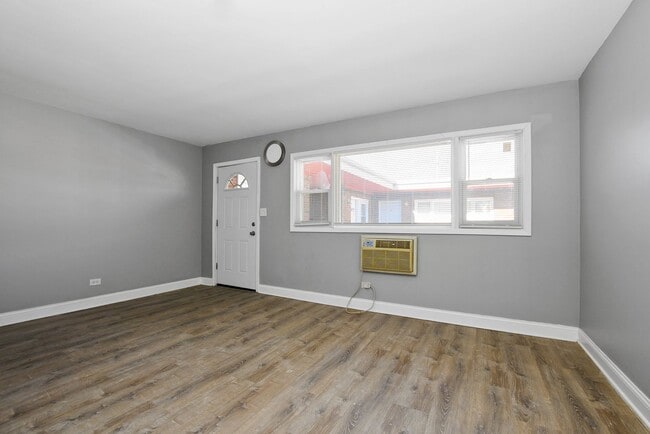Interior Photo - 7806-7812 S Troy