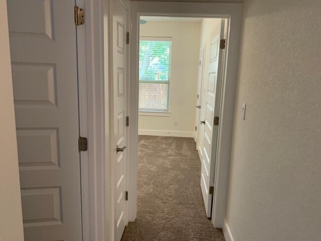 Building Photo - 626 Parkline Dr