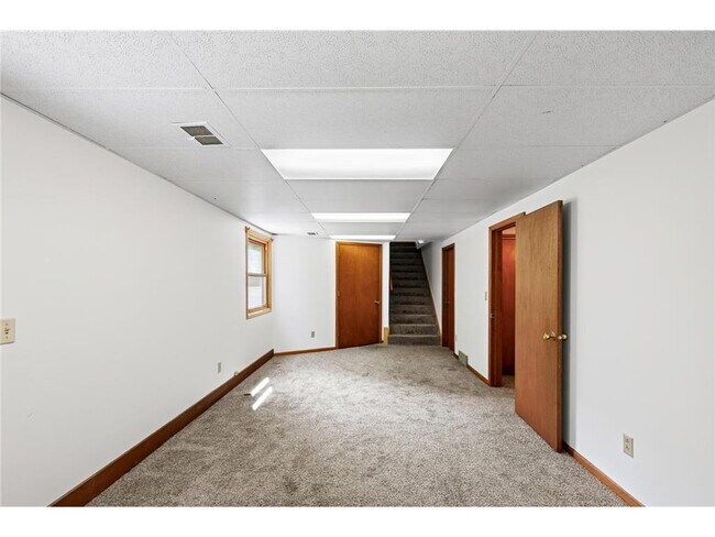 Building Photo - 6015 Aspen Rd