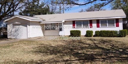 Building Photo - Large 3 bedroom 1.5 bath w/ Bonus Room and Laundry room