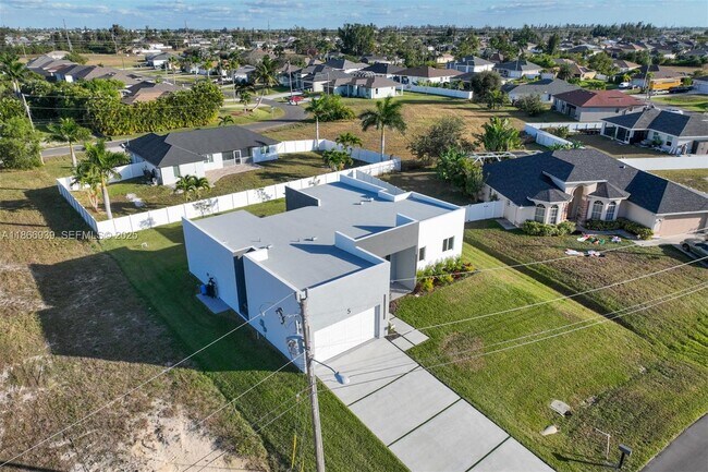 Building Photo - 5 SW 26th Pl