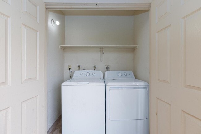 Building Photo - Freshly Renovated 2-Bedroom Las Vegas Condo