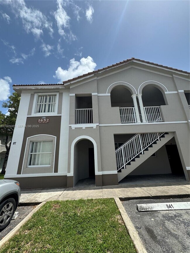 Building Photo - 1652 SE 28th St