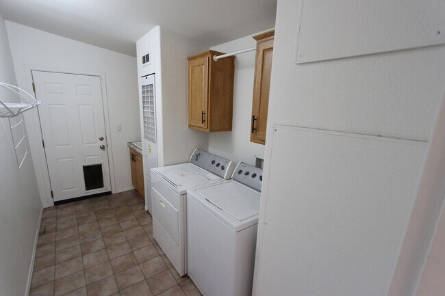 Building Photo - * LEASE PENDING Move-in ready Home in Railroad Springs