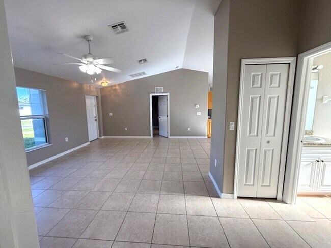 Building Photo - Spacious 3 Bed / 2 Bath Home with Large Ba...